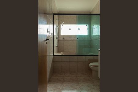 Casa à venda com 349m², 4 quartos e 6 vagas Casa à venda com 349m², 4 quartos e 6 vagasBanheiro da Suíte 1