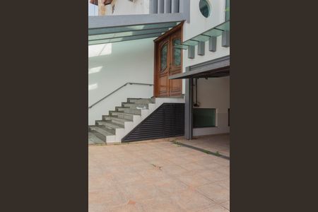 Casa à venda com 349m², 4 quartos e 6 vagas Casa à venda com 349m², 4 quartos e 6 vagasEntrada da casa