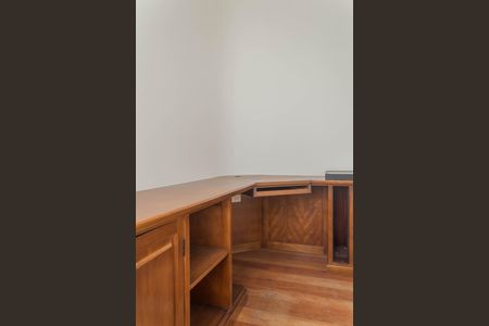 Casa à venda com 349m², 4 quartos e 6 vagas Casa à venda com 349m², 4 quartos e 6 vagasEscritório