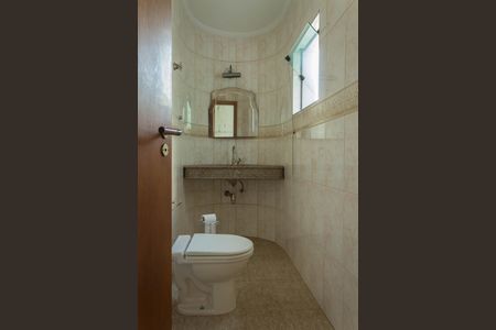 Casa à venda com 349m², 4 quartos e 6 vagas Casa à venda com 349m², 4 quartos e 6 vagasLavabo