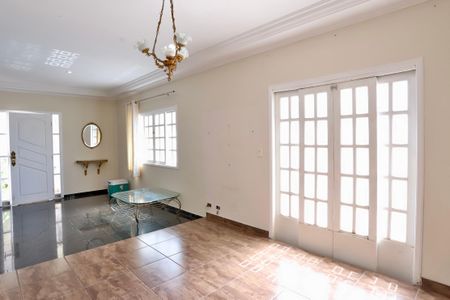 Casa à venda com 270m², 2 quartos e 3 vagas Casa à venda com 270m², 2 quartos e 3 vagasSala