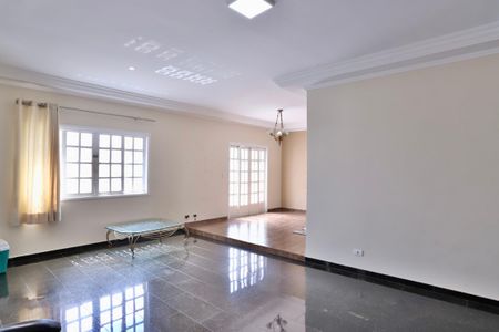 Casa à venda com 270m², 2 quartos e 3 vagas Casa à venda com 270m², 2 quartos e 3 vagasSala