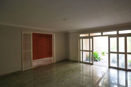 Casa à venda com 550m², 4 quartos e 2 vagasSala