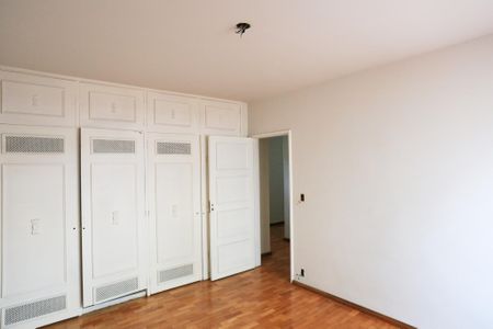 Casa à venda com 550m², 4 quartos e 2 vagasSuíte 2