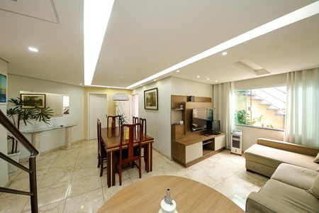 Casa para alugar com 141m², 4 quartos e 2 vagasSala