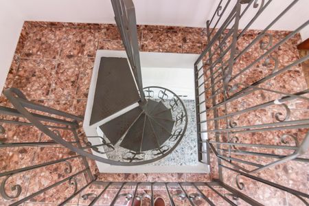 Casa à venda com 184m², 3 quartos e 2 vagas Casa à venda com 184m², 3 quartos e 2 vagasEscada