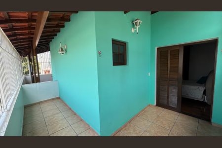 Casa à venda com 240m², 4 quartos e 2 vagasBanheiro da Suíte 3 Varanda