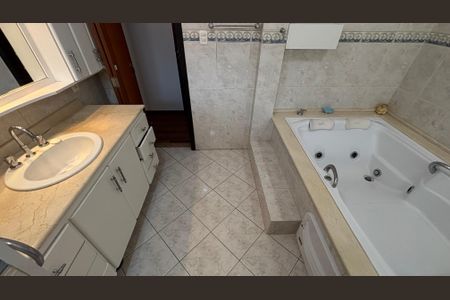 Casa à venda com 240m², 4 quartos e 2 vagasBanheiro da Suíte 1