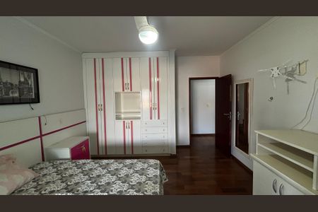 Casa à venda com 240m², 4 quartos e 2 vagasSuíte 2