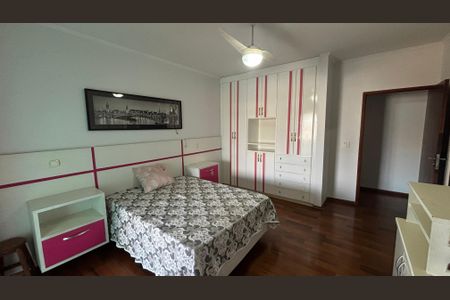 Casa à venda com 240m², 4 quartos e 2 vagasSuíte 2