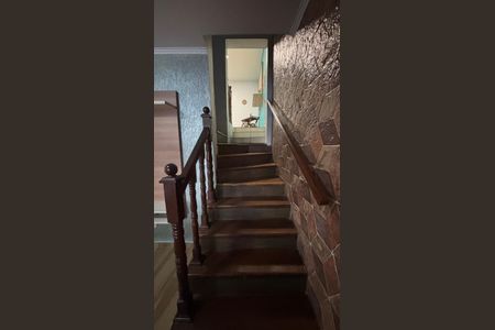 Casa à venda com 240m², 4 quartos e 2 vagasEscada