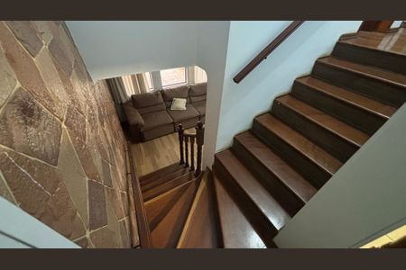 Casa à venda com 240m², 4 quartos e 2 vagasEscada