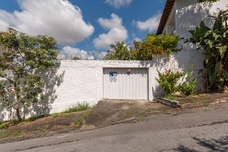 Casa à venda com 315m², 3 quartos e 3 vagas Casa à venda com 315m², 3 quartos e 3 vagasFachada