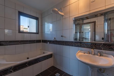 Casa à venda com 315m², 3 quartos e 3 vagas Casa à venda com 315m², 3 quartos e 3 vagasBanheiro Suíte 1