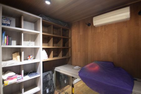 Casa à venda com 188m², 4 quartos e 4 vagasEscritório