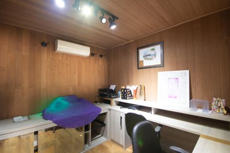 Casa à venda com 188m², 4 quartos e 4 vagasEscritório