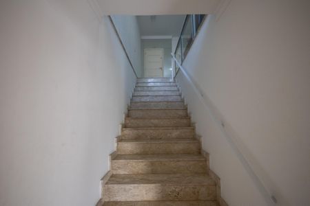 Casa à venda com 188m², 4 quartos e 4 vagasEscada