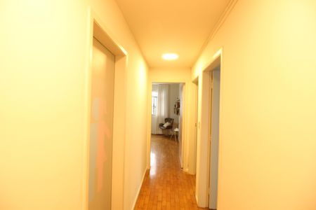 Casa à venda com 290m², 4 quartos e 1 vagaCorredor 