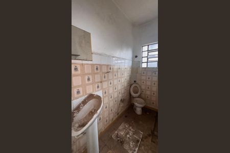 Casa à venda com 270m², 5 quartos e 12 vagasBanheiro Casa 2