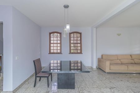 Casa à venda com 360m², 4 quartos e 4 vagas Casa à venda com 360m², 4 quartos e 4 vagasSala