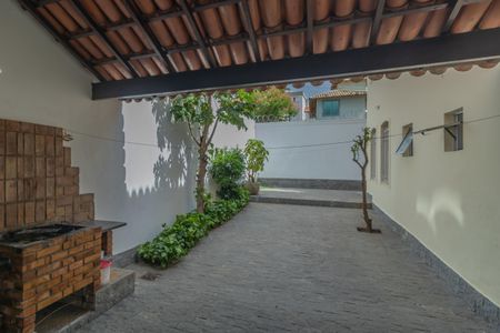 Casa à venda com 360m², 4 quartos e 4 vagas Casa à venda com 360m², 4 quartos e 4 vagasÁrea comum