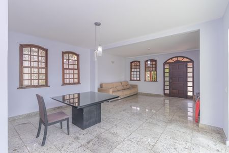 Casa à venda com 360m², 4 quartos e 4 vagas Casa à venda com 360m², 4 quartos e 4 vagasSala