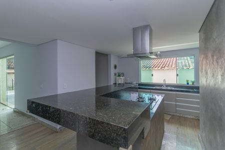 Casa à venda com 360m², 4 quartos e 4 vagas Casa à venda com 360m², 4 quartos e 4 vagasCozinha