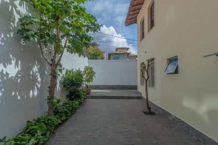 Casa à venda com 360m², 4 quartos e 4 vagas Casa à venda com 360m², 4 quartos e 4 vagasÁrea comum