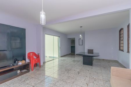 Casa à venda com 360m², 4 quartos e 4 vagas Casa à venda com 360m², 4 quartos e 4 vagasSala
