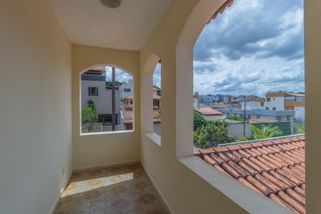 Casa à venda com 360m², 4 quartos e 4 vagas Casa à venda com 360m², 4 quartos e 4 vagasVaranda Sala