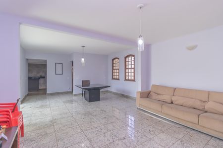 Casa à venda com 360m², 4 quartos e 4 vagas Casa à venda com 360m², 4 quartos e 4 vagasSala