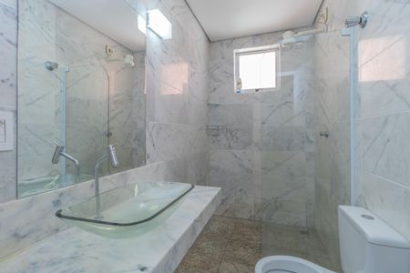 Casa à venda com 360m², 4 quartos e 4 vagas Casa à venda com 360m², 4 quartos e 4 vagasBanheiro Suíte