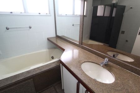 Apartamento para alugar com 210m², 3 quartos e 2 vagasBanheiro do Quarto 1