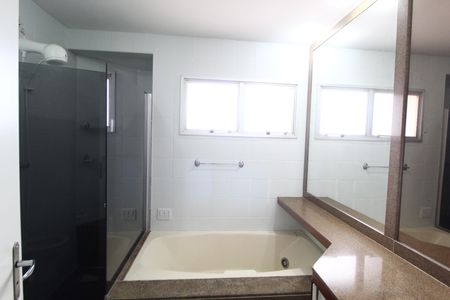 Apartamento para alugar com 210m², 3 quartos e 2 vagasBanheiro do Quarto 1