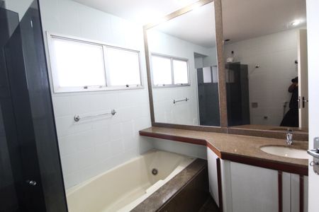 Apartamento para alugar com 210m², 3 quartos e 2 vagasBanheiro do Quarto 1