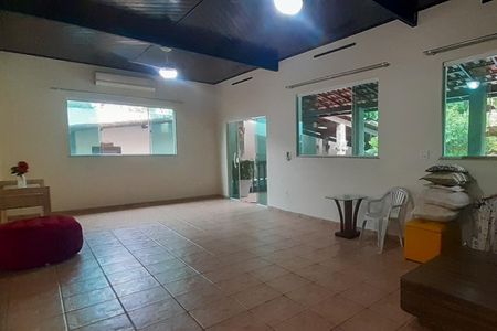 Casa de condomínio à venda com 300m², 3 quartos e 3 vagasSala