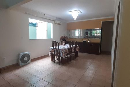 Casa de condomínio à venda com 300m², 3 quartos e 3 vagasSala