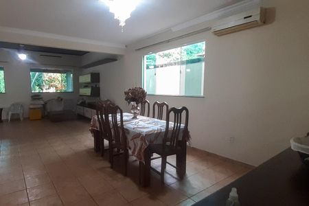Casa de condomínio à venda com 300m², 3 quartos e 3 vagasSala