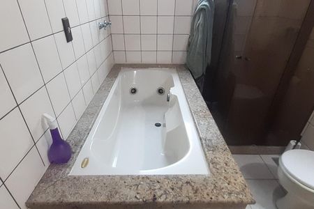 Casa de condomínio à venda com 300m², 3 quartos e 3 vagasBanheiro da Suíte