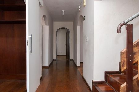 Casa para alugar com 580m², 9 quartos e 6 vagas Casa para alugar com 580m², 9 quartos e 6 vagasCorredor