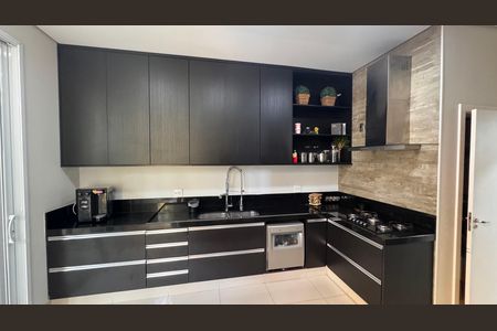 Casa à venda com 317m², 3 quartos e 4 vagas Casa à venda com 317m², 3 quartos e 4 vagasCozinha
