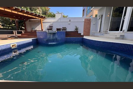 Casa à venda com 317m², 3 quartos e 4 vagas Casa à venda com 317m², 3 quartos e 4 vagasPiscina
