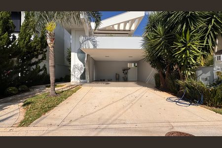 Casa à venda com 317m², 3 quartos e 4 vagas Casa à venda com 317m², 3 quartos e 4 vagasFachada