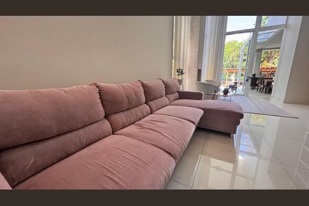 Casa à venda com 317m², 3 quartos e 4 vagas Casa à venda com 317m², 3 quartos e 4 vagasSala