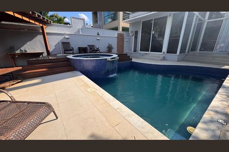 Casa à venda com 317m², 3 quartos e 4 vagas Casa à venda com 317m², 3 quartos e 4 vagasPiscina