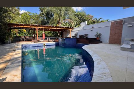 Casa à venda com 317m², 3 quartos e 4 vagas Casa à venda com 317m², 3 quartos e 4 vagasPiscina