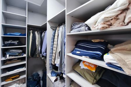 Casa de condomínio à venda com 201m², 4 quartos e 4 vagas Casa de condomínio à venda com 201m², 4 quartos e 4 vagasCloset da Suíte 3