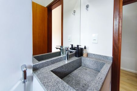 Casa de condomínio à venda com 201m², 4 quartos e 4 vagas Casa de condomínio à venda com 201m², 4 quartos e 4 vagasBanheiro da Suíte 1