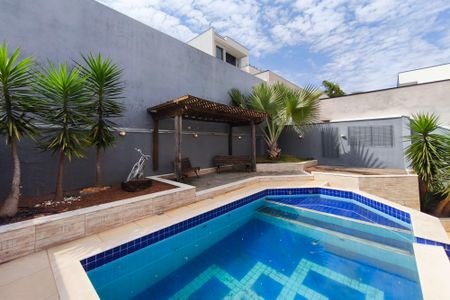 Casa de condomínio à venda com 250m², 3 quartos e 4 vagasQuintal - Piscina