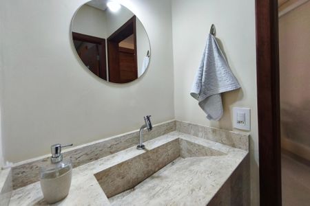 Casa de condomínio à venda com 250m², 3 quartos e 4 vagasLavabo